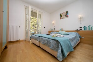 The master bedroom with double bed with airconditioning and balcony