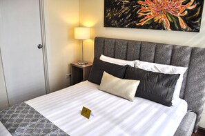 LUX Roomy 2-Bedroom @ Knightsbridge 2401