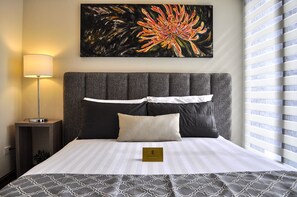 LUX Roomy 2-Bedroom @ Knightsbridge 2401