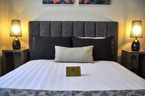 LUX Roomy 2-Bedroom @ Knightsbridge 2401
