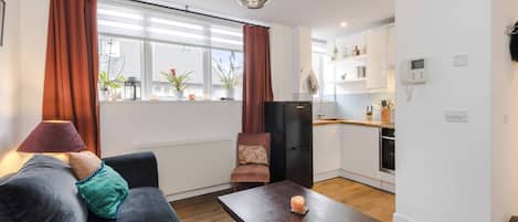 The Nook sleeps 4 with wifi. Walking distance to Tower Bridge & Tower of London.