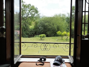 janela com vista para o jardim 