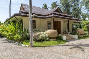 1BRM Beachfront Villa with pool & garden