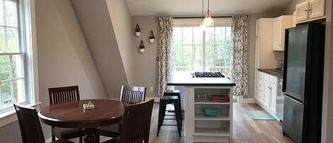 Fully equipped kitchen with dining for 6 people.