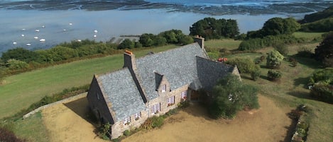 La maison, la mer à marée basse