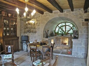 Salon avec sa souillarde