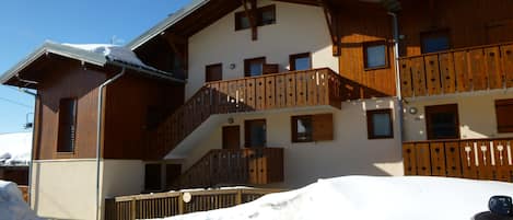 chambre 1 avec accès balcon sur l'arrière
