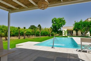 Der Pool mit Poolhouse im Hintergrund