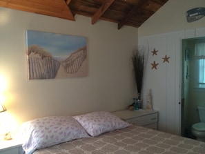 Studio cabin w a queen bed. Linens are included.