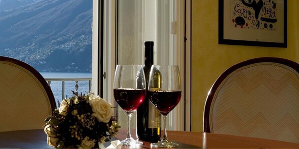 Salon avec vue sur le lac.