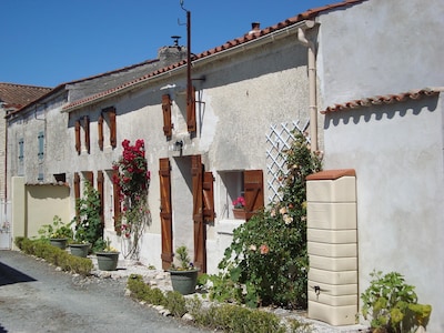 Wunderschön restauriertes Haus 30 Minuten von einem langen Sandstrand und La Rochelle entfernt.