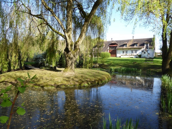 Ferienwohnung linkseitig, mit Balkon und Sicht auf Weiher 