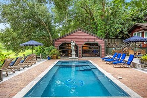 Pool w/spa. 35 dollars a day additional to use pool/spa, pub/game room & gym