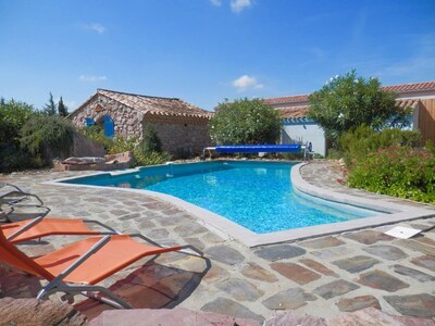 Una lujosa casa de la piscina de piedra Minervois al borde de un gran pueblo