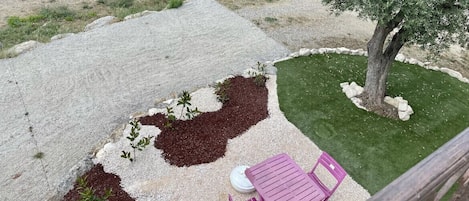 Terrasse privée avec salon de jardin devant le studio 