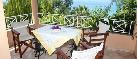 for max. 4-5 persons on the 1st floor with covered terrace and sea view