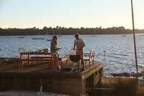 barbecue dans le jardin au dessus de la mer