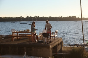 barbecue dans le jardin au dessus de la mer