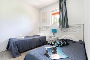 There is a bedroom with 2 Single beds.