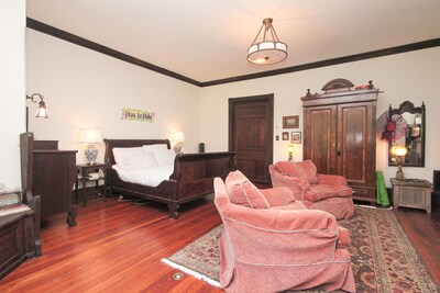 EXTRAORDINARY VICTORIAN HOUSE FEW MINUTES AWAY FROM UPENN AND DREXEL 