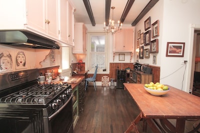 EXTRAORDINARY VICTORIAN HOUSE FEW MINUTES AWAY FROM UPENN AND DREXEL 