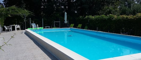 piscina 12 x 5,5 ad uso esclusivo dei soliti ospiti della casa ubicata a 50 m 