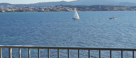 Vue mer comme sur un bateau à l'abri  du Mistral