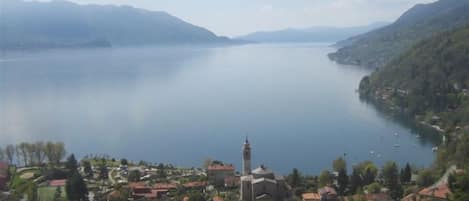 Traumhafte Sicht auf den See und die Berge