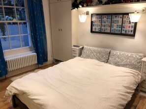 Second double bedroom with view onto garden