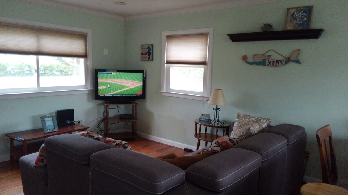 Walk to Good Harbor Beach, pet friendly, family beach home