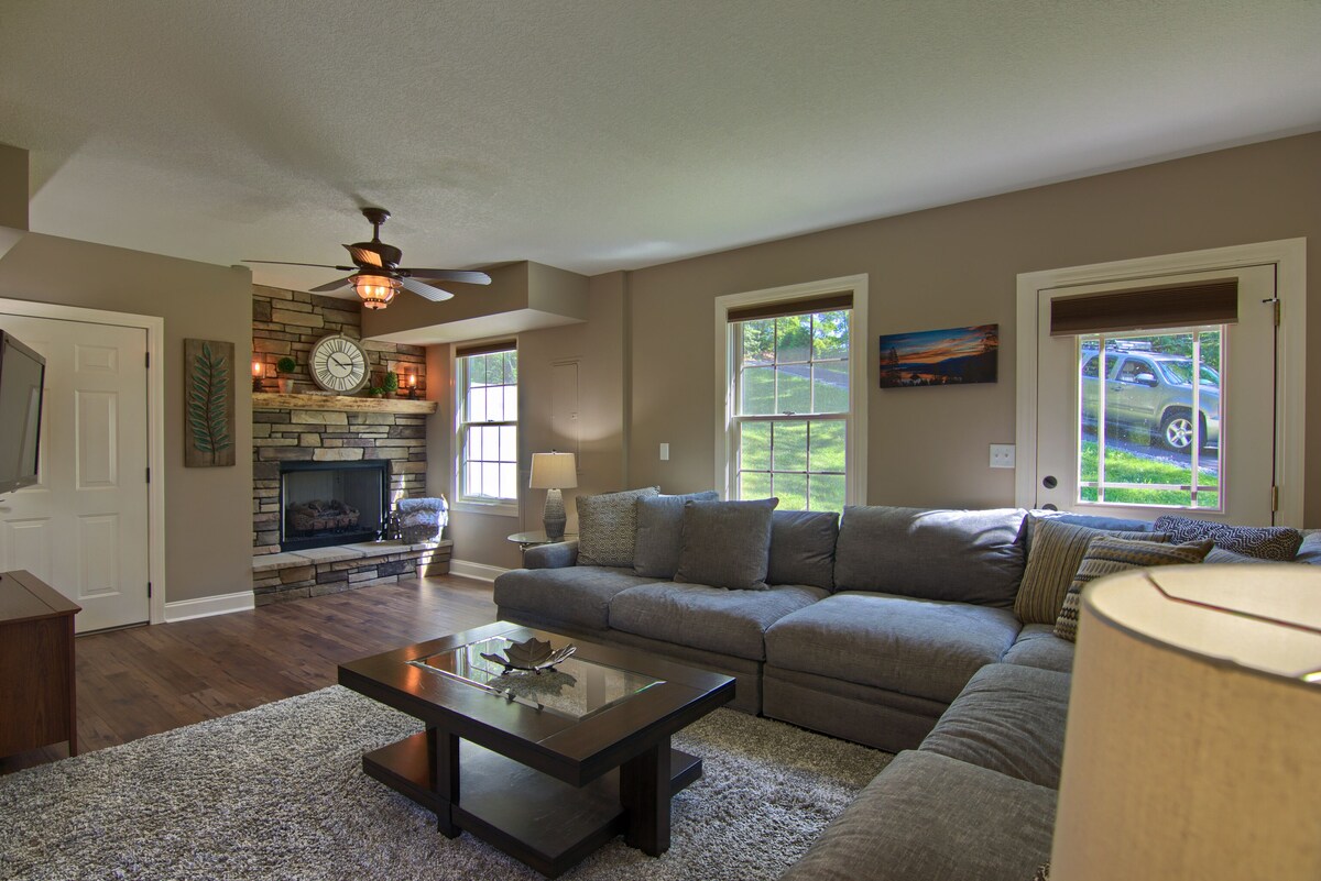 Quite, Secluded Long Range Mountain View Getaway
