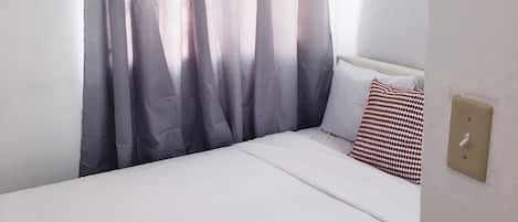Habitación con cama Queen que permite acomodar a dos personas, incluye AC.
