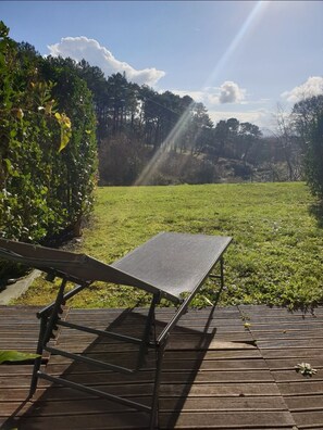 Terrasse côté jardin soleil de 11h à 16h 