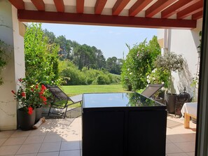 Terrasse côté jardin soleil de 11h à 16h 