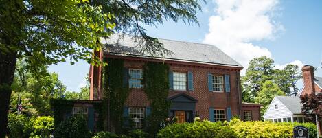 Williamsburg Manor Bed & Breakfast 