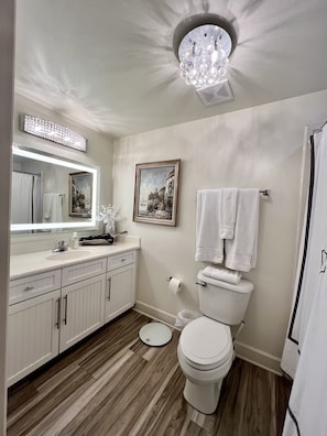 Master - Lg garden tub with Jacuzzi jets and Shower!