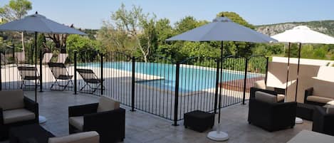 Piscine à débordement, chauffée avec vue sur le village médiéval d'Aiguèze