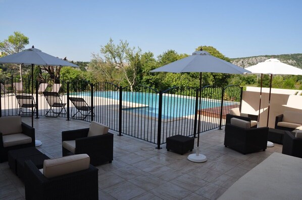 Piscine à débordement, chauffée avec vue sur le village médiéval d'Aiguèze