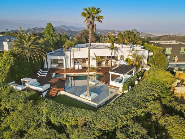 Embrace modern luxury and stunning cityscape views from this sophisticated Beverly Hills oasis.