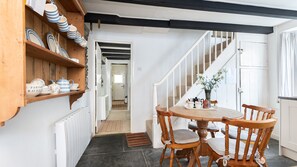 Kitchen & dining area