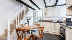 Kitchen & dining area