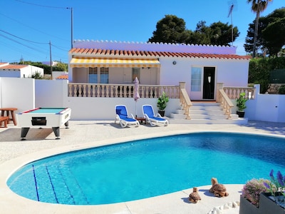 Villa mit privatem Pool, Klimaanlage, WLAN, Billard und Tischtennis