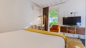 The room has AC and a SMART TV.
#comfort #portugal #pt #lisbon