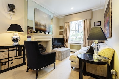 Quintessentially British 5 bedroom home, 20 minutes to Hyde Park! (Veeve)