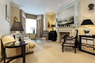 Quintessentially British 5 bedroom home, 20 minutes to Hyde Park! (Veeve)