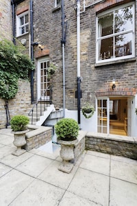 Quintessentially British 5 bedroom home, 20 minutes to Hyde Park! (Veeve)