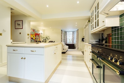 Quintessentially British 5 bedroom home, 20 minutes to Hyde Park! (Veeve)