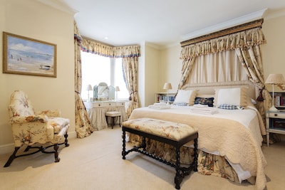 Quintessentially British 5 bedroom home, 20 minutes to Hyde Park! (Veeve)