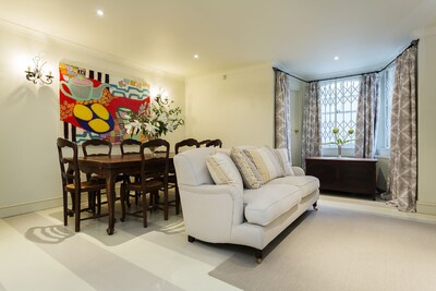 Quintessentially British 5 bedroom home, 20 minutes to Hyde Park! (Veeve)