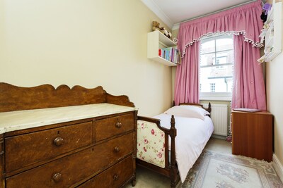 Quintessentially British 5 bedroom home, 20 minutes to Hyde Park! (Veeve)